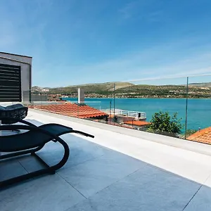 Magna - Seaside With Pool And Sauna Trogir
