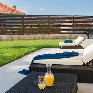 Salt - 10 People, Heated Pool, Trogir, Near & Split Airport Trogir